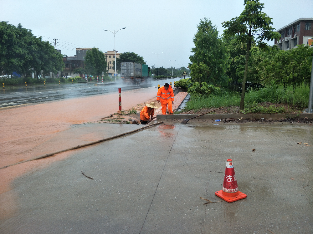 清理排水沟积水（恩平公路局养护中心供图）.jpg