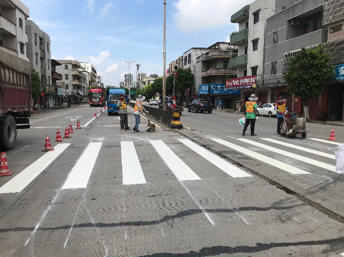 公路标线施工.jpg