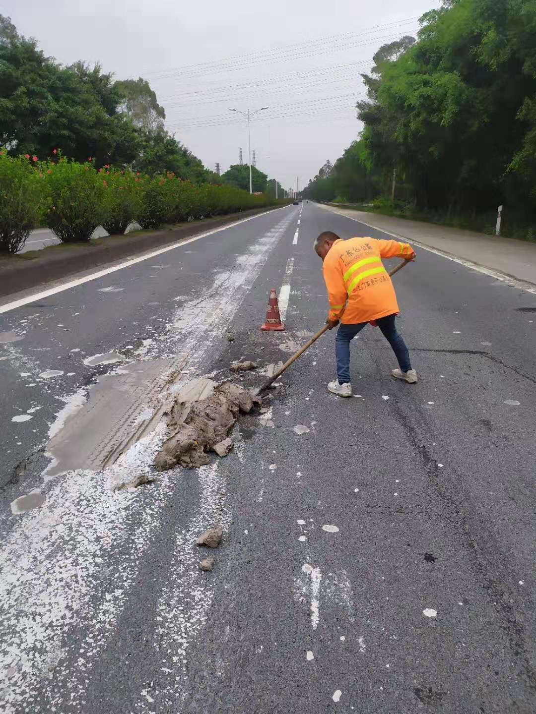 养护人员正在清理路面陶瓷泥1.jpg