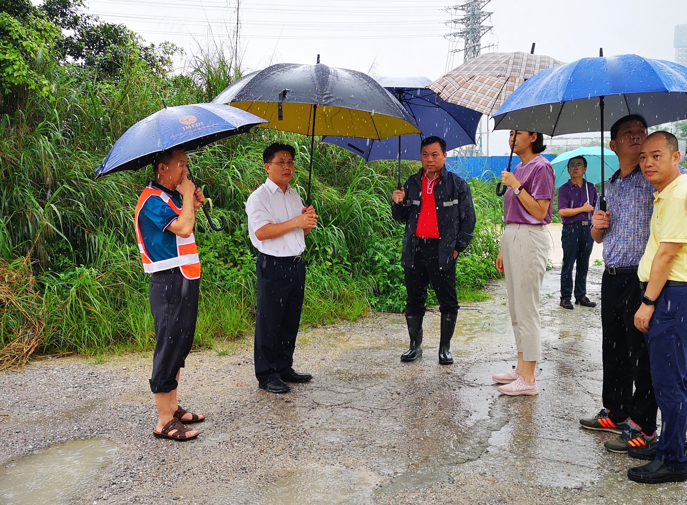 5月29日，简锦聪带队到江门大道北鹤山段现场勘察，就排水等问题制定解决措施。.jpg