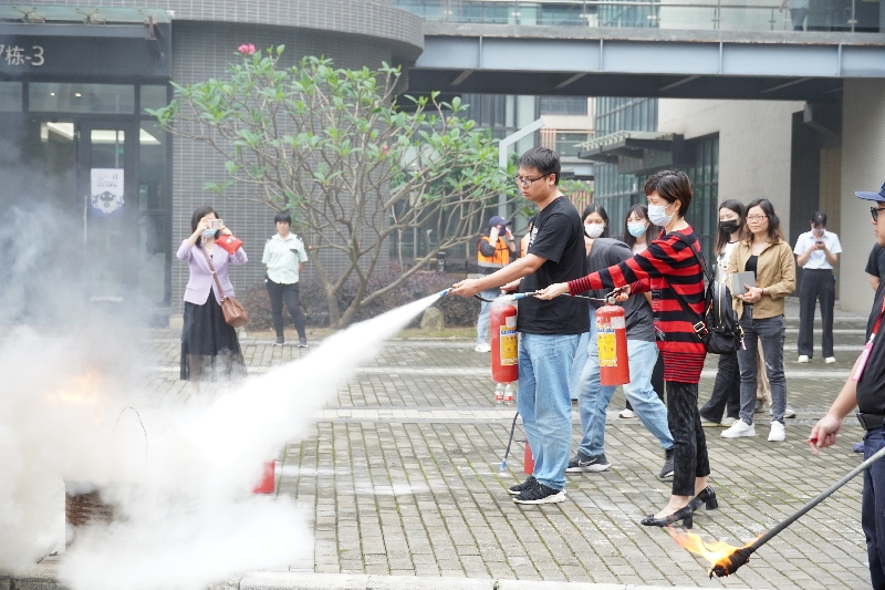 学习使用灭火器.jpg